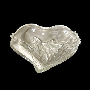 Mikasa Clear Glass Embosseded Nova Crystal Heart Shaped Bowl. (G)